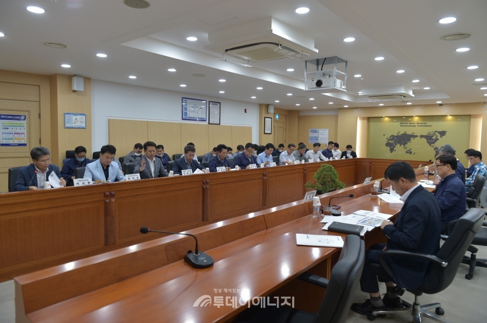 한국가스기술공사의 관계자들이 모여 전략경영회의를 진행하고 있다.