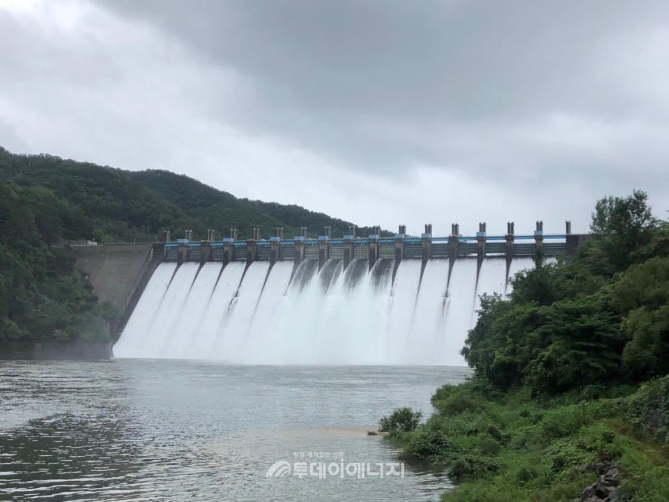 한수원 한강수력본부는 3일부터 홍수조절을 위한 화천댐 수문방류를 시행하고 있다.