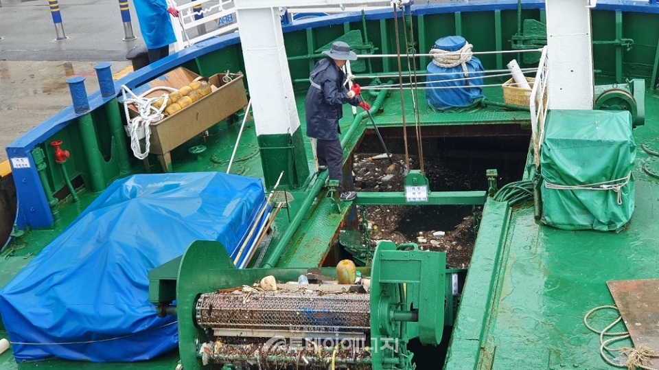 해양 부유쓰레기 수거작업이 진행되고 있다.