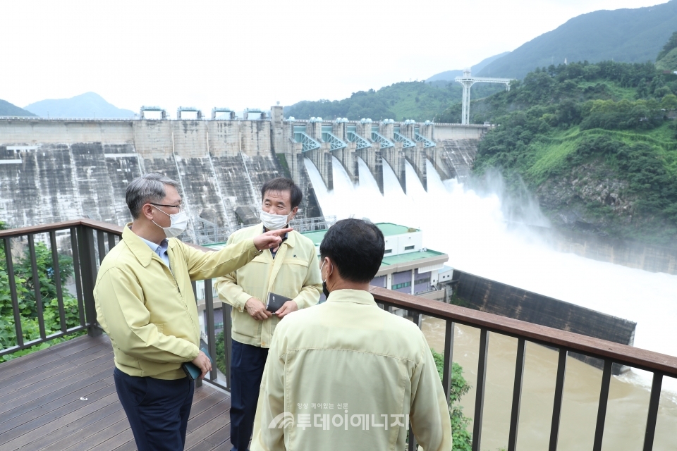박재현 한국수자원공사 사장(좌 첫 번째)이 4일 충주댐에서 한강수계 홍수 대응상황을 점검하고 있다.
