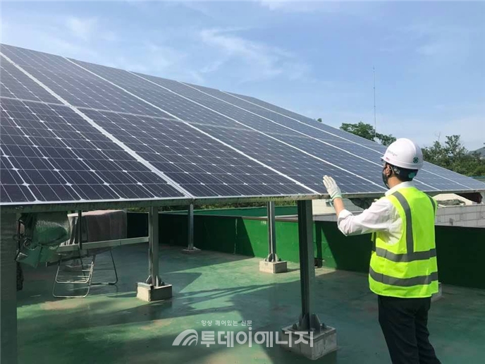 서울에너지공사 직원이 복지시설에 설치된 햇빛행복발전소를 직접 찾아 안전점검을 하고 있다. 