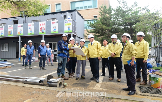 장준영 한국환경공단 이사장(앞줄 좌 4번째)이 수해 피해 예방을 위한 현장 안전시설 점검을 실시하고 있다.