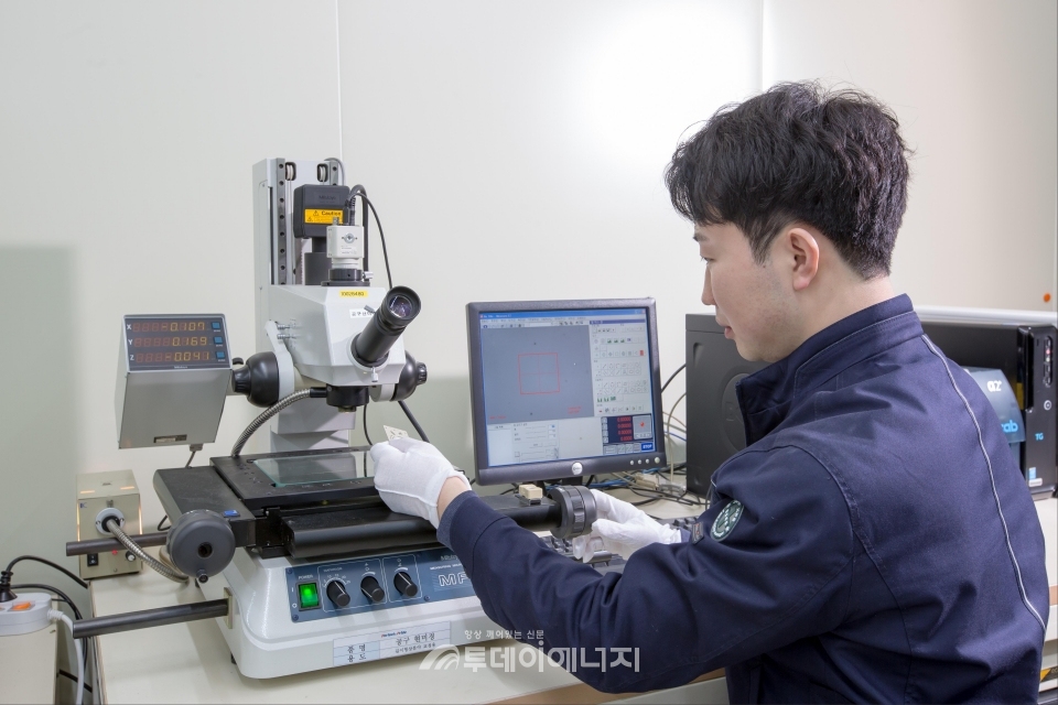 한전KPS 종합기술원 소속 직원이 공구현미경을 사용해 시험편의 길이를 측정하고 있다.