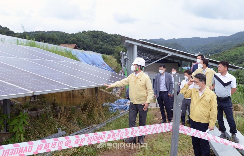 성윤모 산업통상자원부 장관(좌 첫번째)이 태양광발전시설을 점검하고 있다.