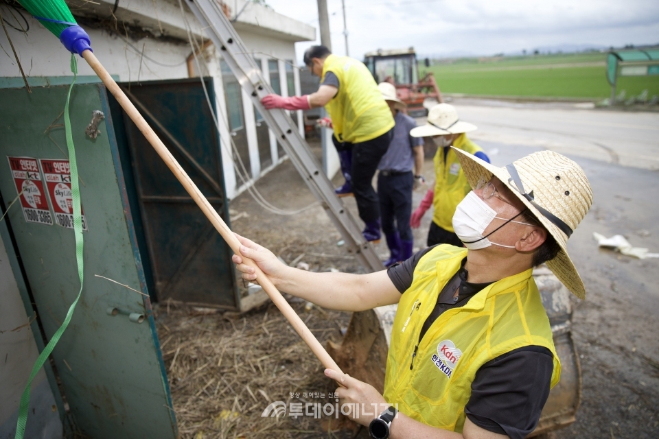 박성철 한전KDN 사장과 임직원들이 수해복구 봉사활동을 하고 있다.