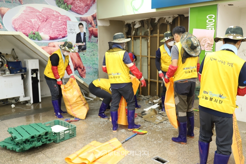 한국남동발전 임직원들이 수해를 입은 하동군 화개장터 주변에서 복구활동을 펼치고 있다.