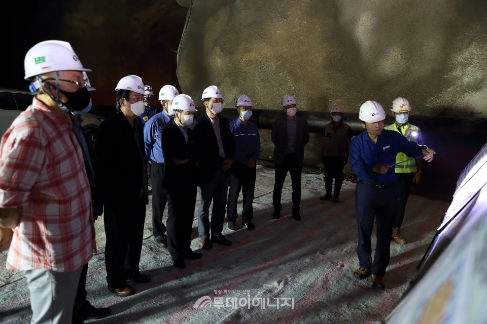울산 에너지 산학관 인사들이 한국석유공사의 지하동공 시설을 둘러보고 있다.