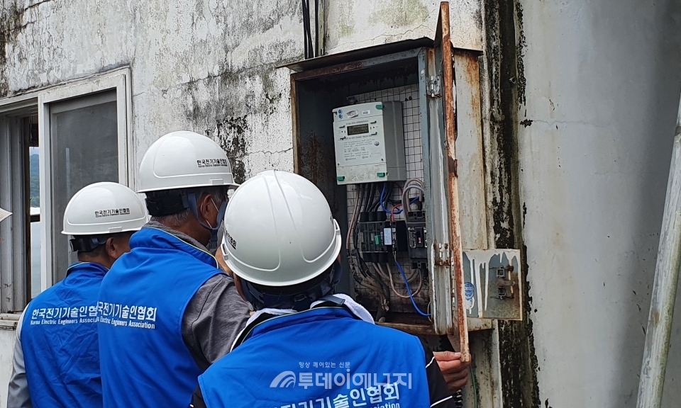 전기기술인협회 전기인 재난지원단 관계자가 전기시설물을 점검하고 있다.