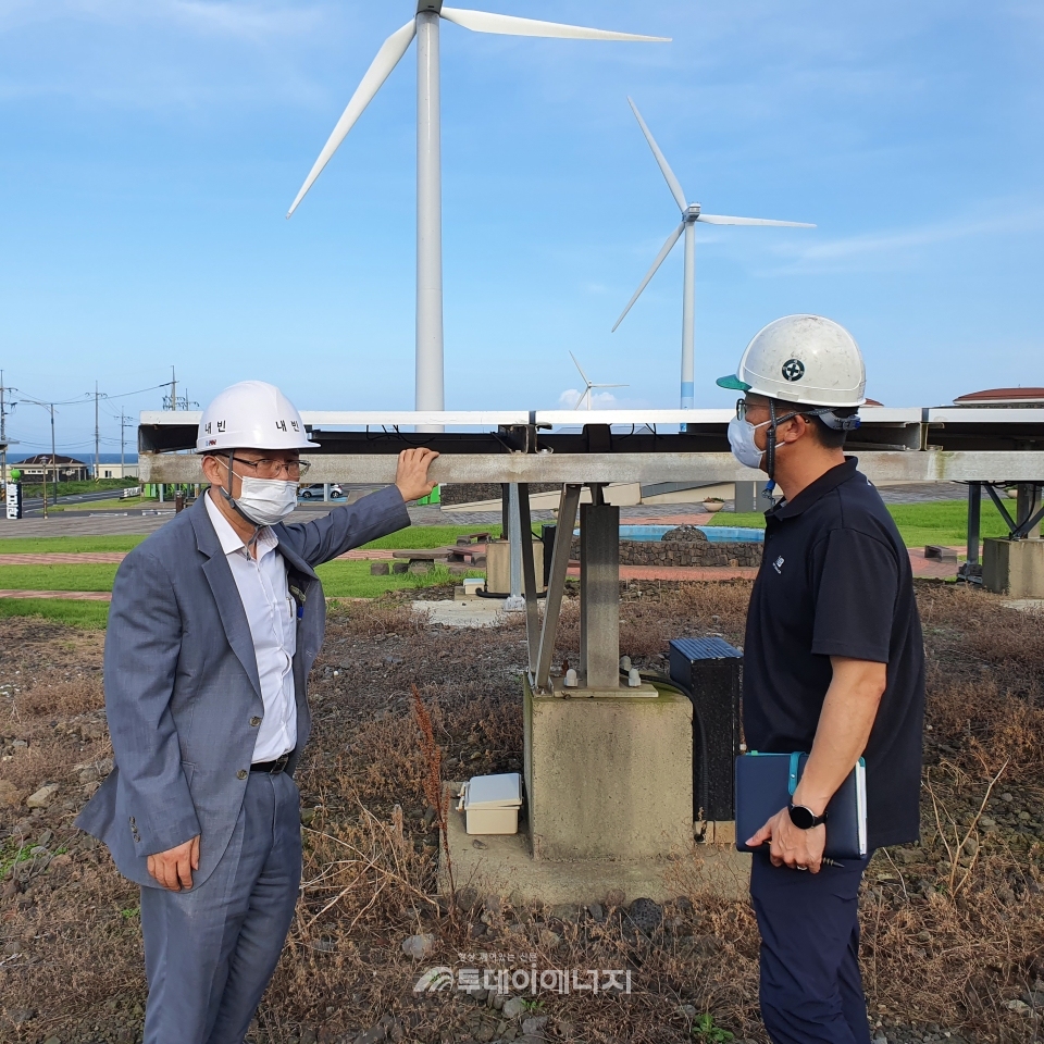 황우현 제주에너지공사 사장(좌)이 태양광발전설비를 점검하고 있다.
