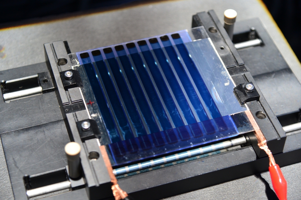 스핀코팅을 활용한 용액공정 방식으로 대면적 고효율 태양전지가 생산되고 있다.