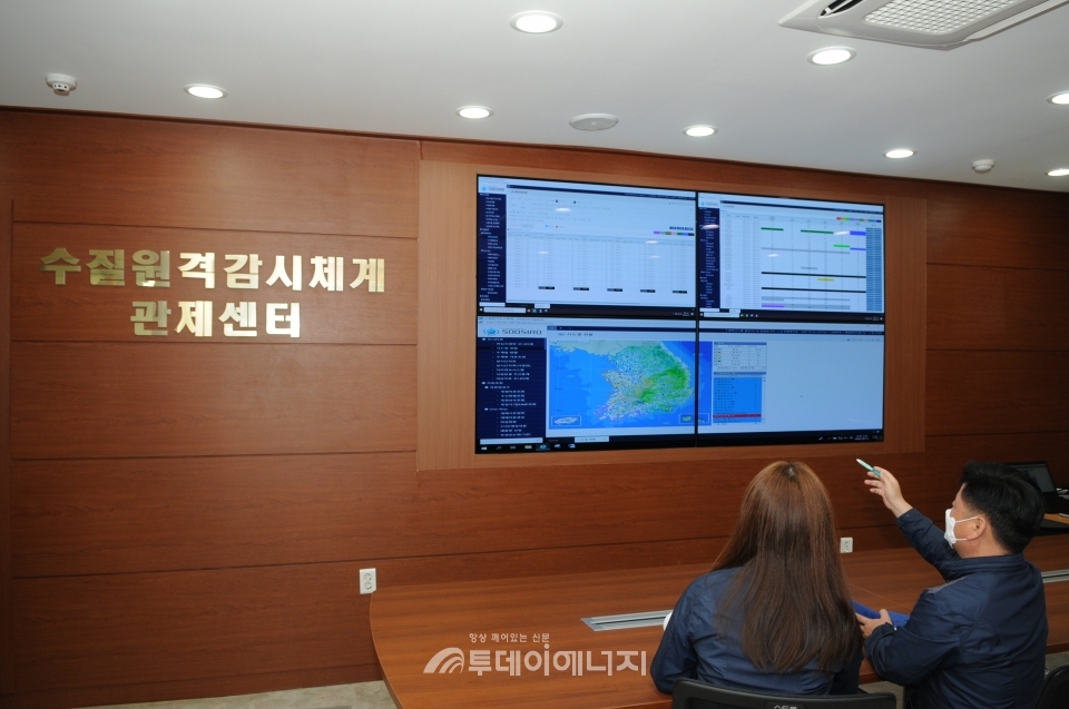 한국환경공단 수질원격감시체계 담당자가 공단 본사 종합상황실(수질원격감시체계 관제센터)에서 수질자동측정소를 모니터링하고 있다.