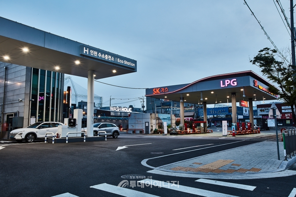 LPG와 수소를 충전할 수 있는 복합충전소로 구축된 SK가스의 인천논현충전소 전경.