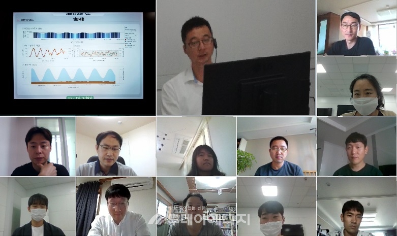 한국동서발전 직원들이 원격근무 시스템을 이용해 빅데이터 실습 교육을 하고 있다.