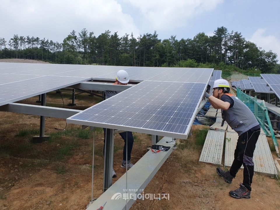 메가솔라ENG(주) 현장관계자가 태양광발전설비 모듈을 교체하고 있다.