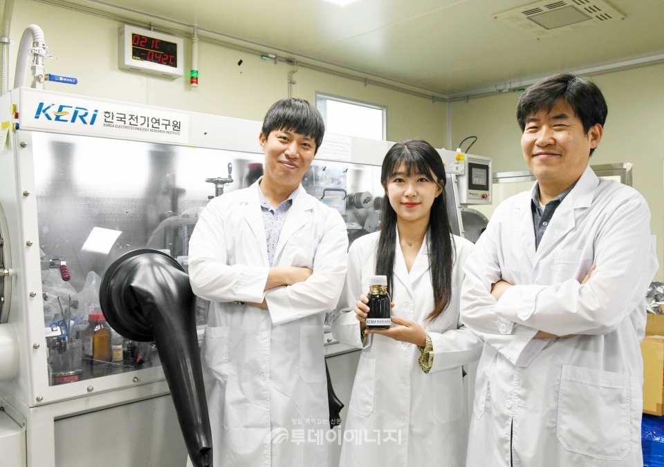 이상민 센터장, 김민주 연구원, 박준우 박사(좌부터)가 고체전해질 용액을 들고 실험실에서 기념촬영을 하고 있다.