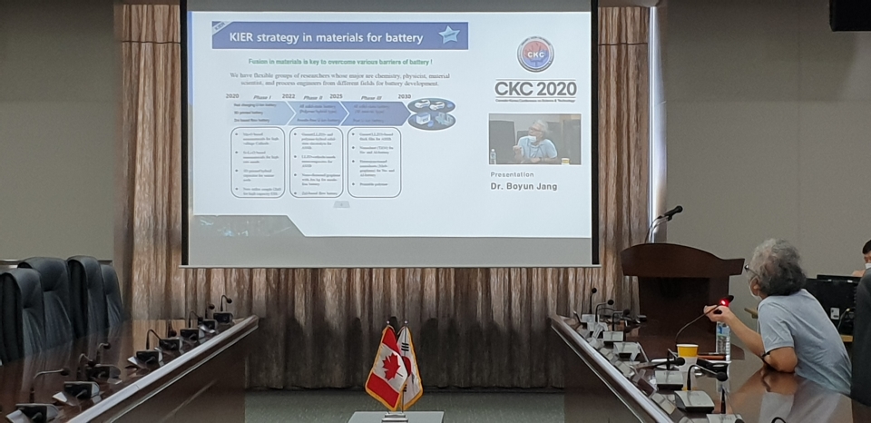 한국에너지기술연구원은 지난 4일 한-캐나다 컨퍼런스(CKC2020)에서 전기자동차용 리튬이온배터리분야 세계적 저명 연구자인 캐나다 댈하우지(Dalhousie) 대학교 제프 단(Jeff Dahn) 교수와 함께 웨비나를 개최했다.