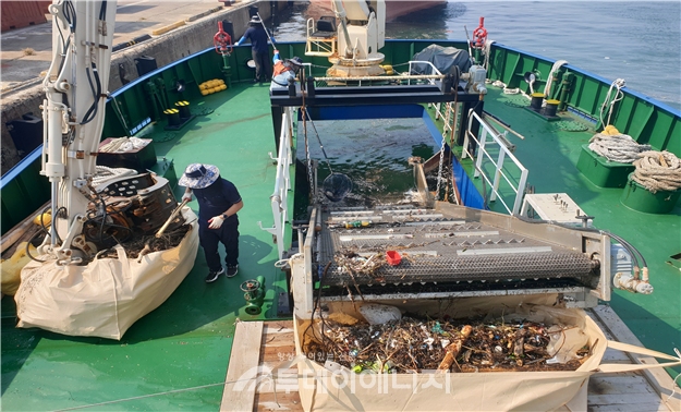 해양환경공단이 해양부유쓰레기를 수거하고 있다.
