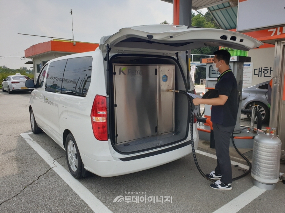 석유관리원 검사원이 LPG자동차 충전소에서 자체 개발한 전용차량을 이용해 정량검사를 실시하고 있다.