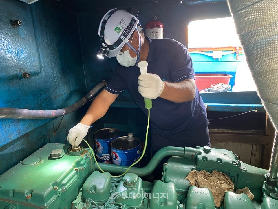 해양환경공단 관계자가 소형선박 안전점검을 실시하고 있다.