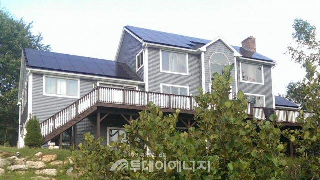 미국 뉴햄프셔(New Hampshire)주 주택에 설치된 한화큐셀 태양광 모듈.