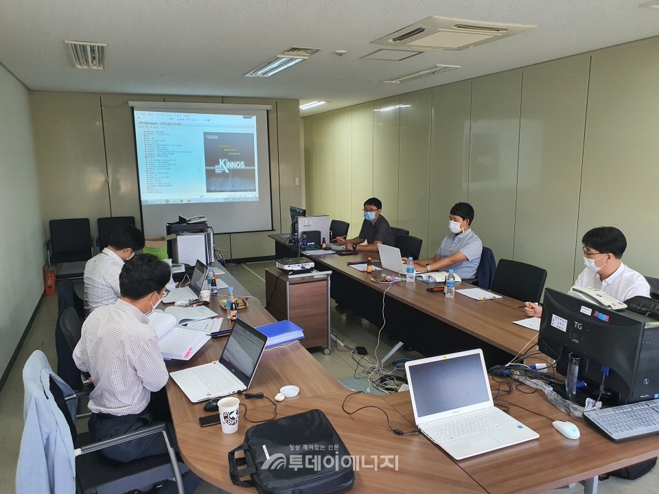 한국서부발전 관계자들이 전력그룹사 최초로 개발한 진단시트(Tool)를 활용해 발전소 경상정비협력사를 대상으로 품질수준을 점검하고 있다.
