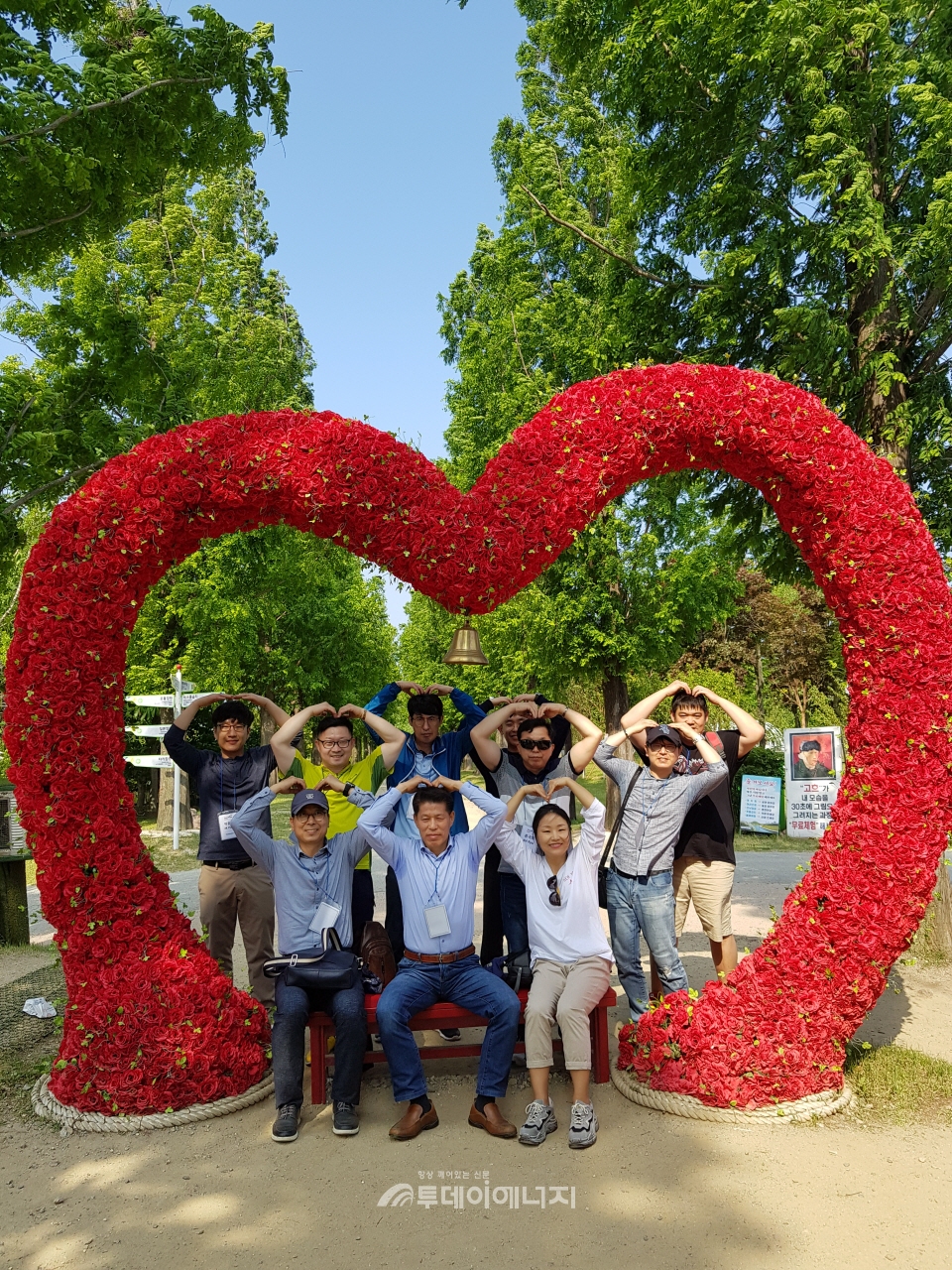 .‘One Wiinning Team’이란 슬로건 아래 김방현 폴리미래 대표(앞줄 가운데)를 비롯한 임직원들이 열정을 갖고 일 할 수 있는 기업문화 및 근무환경 조성에 힘쓰고 있다.