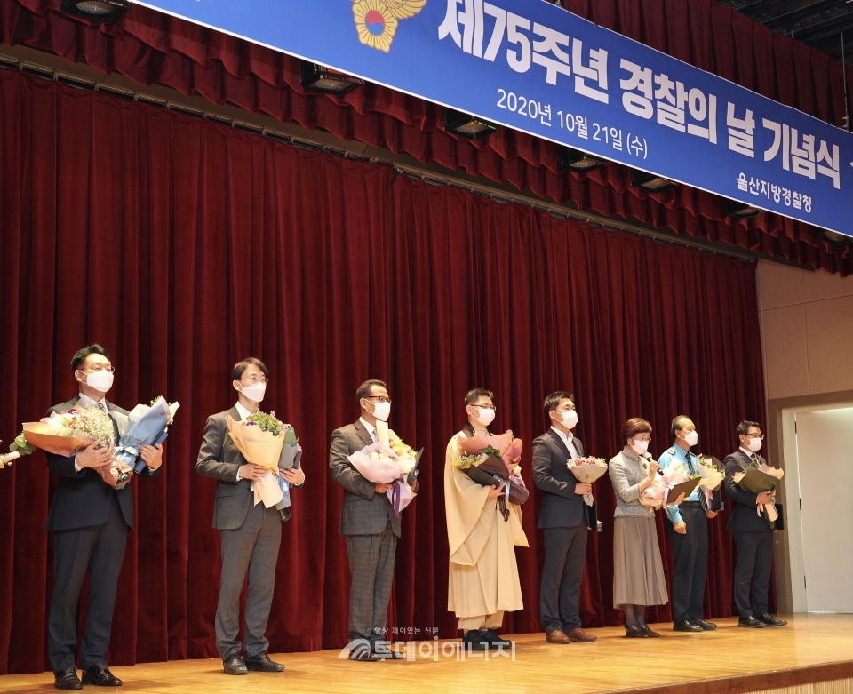 박일준 동서발전 사장을 대신해 참석한 박윤옥 동서발전 기획본부장(좌 1번째)이 경찰청장 감사장을 받은 뒤 수상자들과 함께 기념 촬영을 하고 있다.