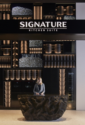 이탈리아 밀라노에 오픈한 LG전자 ‘시스니처 키친 스위트’ 쇼룸 1층의 리셉션 홀은 비디오 아트와 시그니처 키친 스위트 컬럼형 냉장고가 조화를 이룬다.