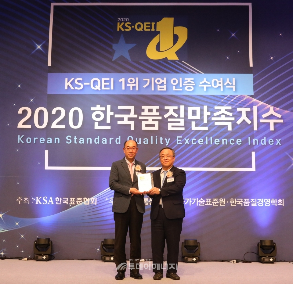 봉석근 한전KPS 방전전력사업본부장(좌)과 이상진 한국표준협회 회장이 기념 촬영을 하고 있다.