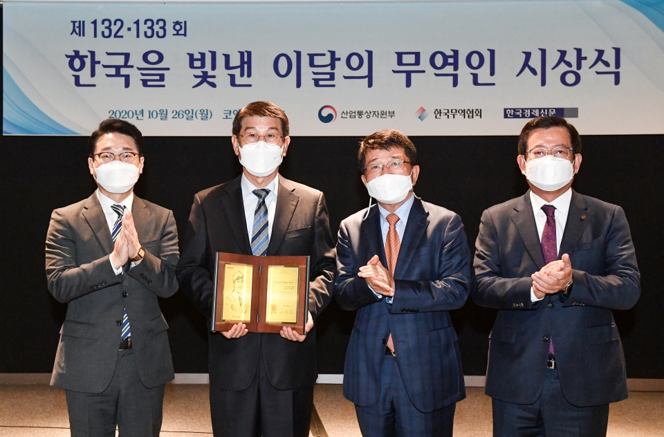 박대휘 신성엔지니어링 대표(좌 2번째)가 ‘한국을 빛낼 이달의 무역인’ 수상 후 기념촬영을 하고 있다.