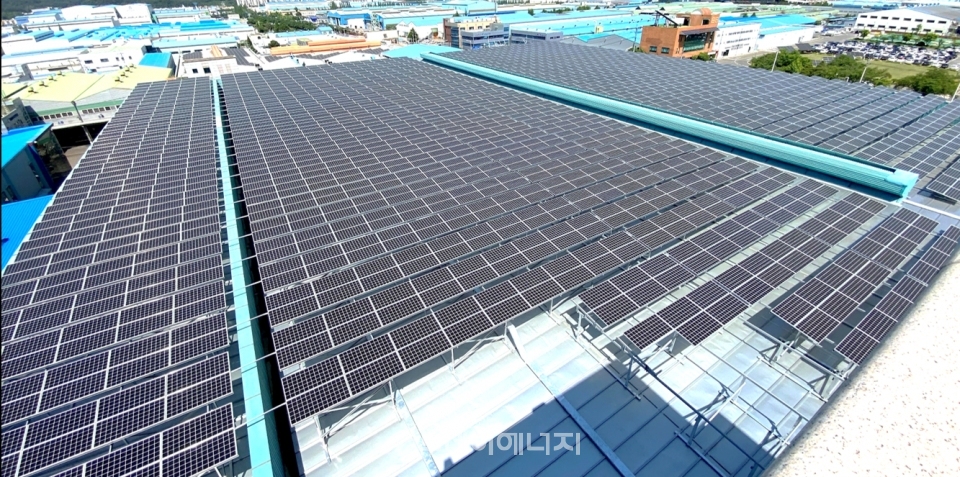 솔라커넥트가 시공한 공장지붕 태양광발전소 전경.