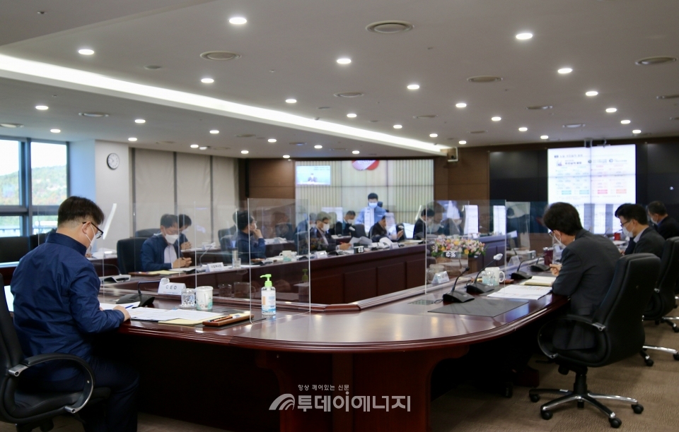 박일준 동서발전 사장과 임원진이 뉴딜추진단 회의에서 보고를 받고 있다.