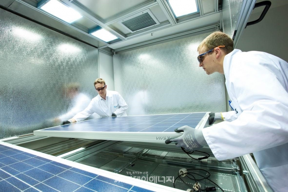 한화큐셀 독일 기술혁신센터 연구원이 태양광모듈 품질테스트를 진행하고 있다.