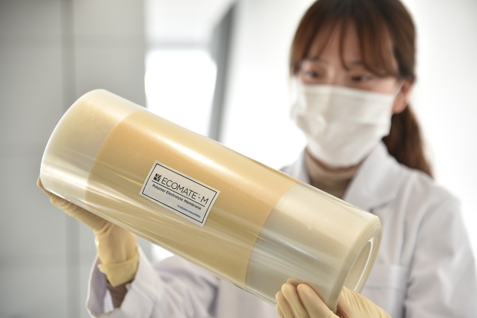 코오롱인더스트리(주) 연구원이 생산된 PEM 제품을 들어보이고 있다.