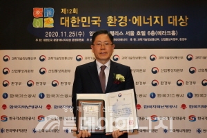 환경부문 종합대상을 수상한 조용돈 한국가스기술공사 기술사업단장이 기념촬영하고 있다.