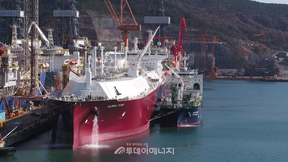 선박간 LNG선적 실증테스트가 진행되고 있다.