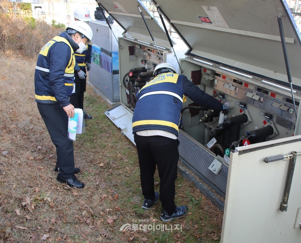 한국전력 직원들이 질병관리청에 전력을 공급하는 지상개폐기를 점검하고 있다.