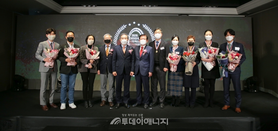 김병숙 서부발전 사장(좌 5번째)을 비롯해 체인지메이커로 선정된 수상자들이 기념촬영을 하고 있다.