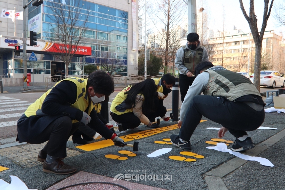 한국원자력안전기술원 관계자들이 노란발자국을 설치하고 있다.