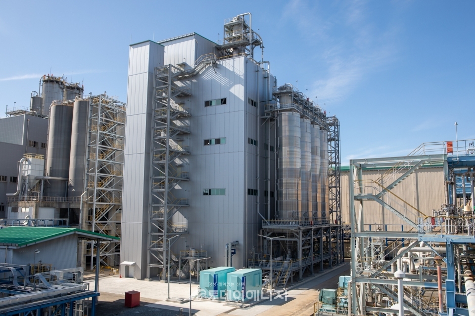 한화토탈 대산공장에 위치한 HDPE공장 전경.  한화토탈은 고부가 합성수지제품인 초고분자량 폴리에틸렌 생산 확대를 위한 HDPE공장 증설을 완료했다.