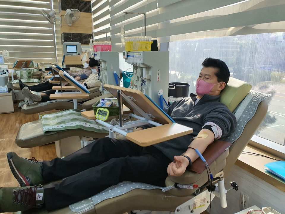 강석영 가스안전공사 경남지역본부장을 비롯한 임직원들이 창원 의창구 소재 ‘헌혈의집 창원센터’에서 헌혈을 하고 있다.