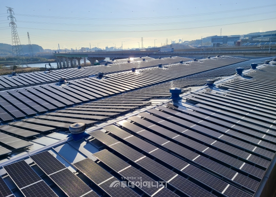 동서발전이 울산 지역 산업단지에 설치한 지붕태양광의 모습.