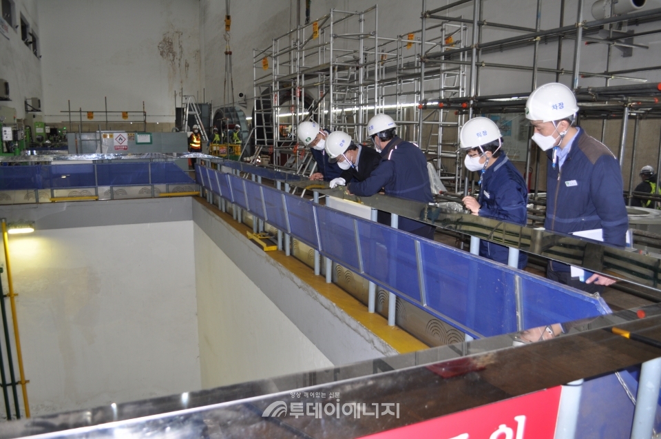 한국수력원자력 임직원, 협력회사 관계자들이 10일 팔당수력발전소에서 겨울철 발전설비 현장점검을 진행하고 있다.