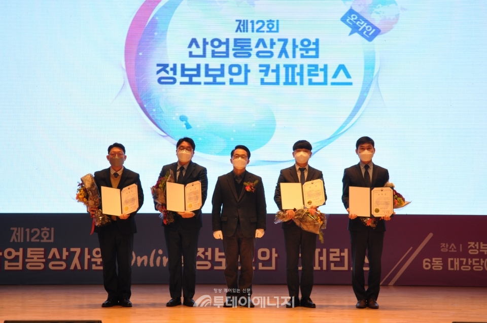 김민규 한국수력원자력 대리(좌 2번째) 등 수상자들이 기념촬영을 하고 있다.
