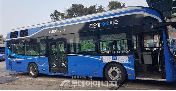 ‘달리는 공기청정기’로 불리는 친환경 ‘수소버스’를 투입해 서울도심을 달리도록 조치했다.