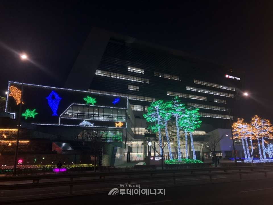 한국동서발전 본사 사옥 앞에 설치한 야간 조명장식.