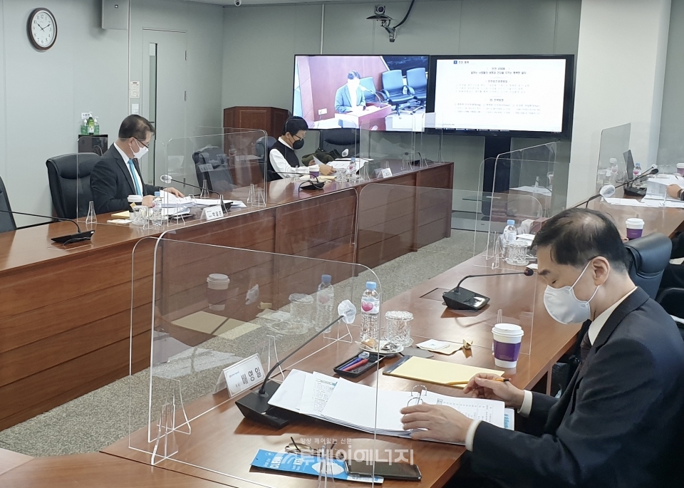 한국동서발전 이사진이 노사합동으로 열린 이사회에서 안전경영 실적과 계획을 점검하고 있다.