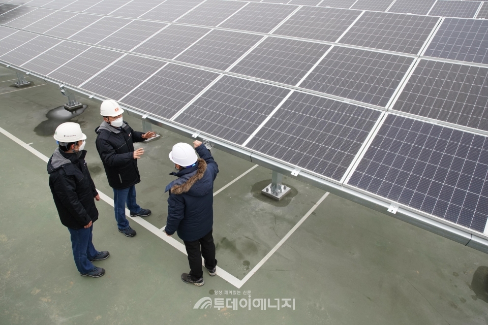 E1의 관계자들이 인천 LPG저장기지 내 설치된 태양광 패널을 살펴보고 있다.