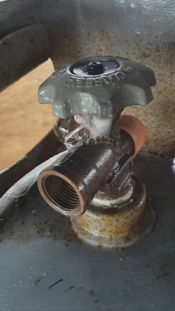 가스가 누출되고 있는 차단기능 LPG용기 밸브(사진은 해당 기사와 관련 없음)