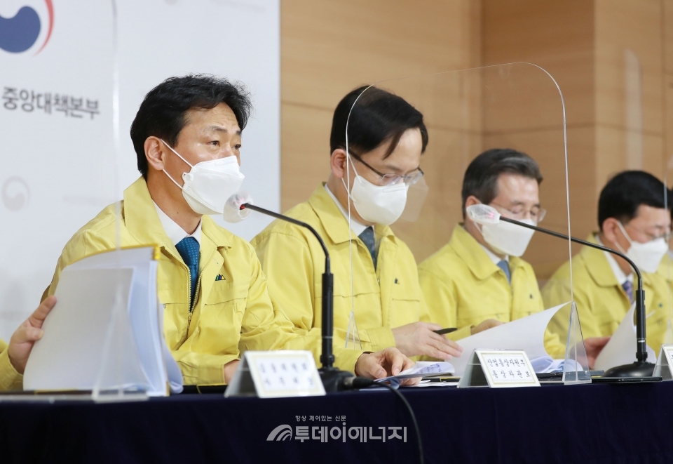 박기영 산업통상자원부 통상차관보(좌 첫번째)가 브리핑을 하고 있다.